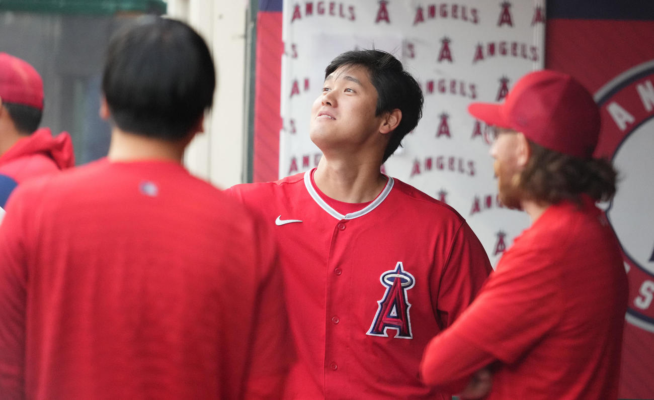 エンゼルス対ドジャース　試合開始前にベンチでおどけるエンゼルス大谷（撮影・鈴木みどり）
