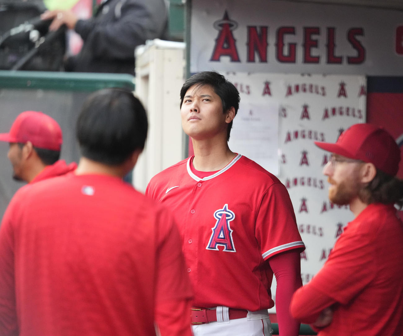 エンゼルス対ドジャース　試合開始前にベンチでおどけるエンゼルス大谷（撮影・鈴木みどり）