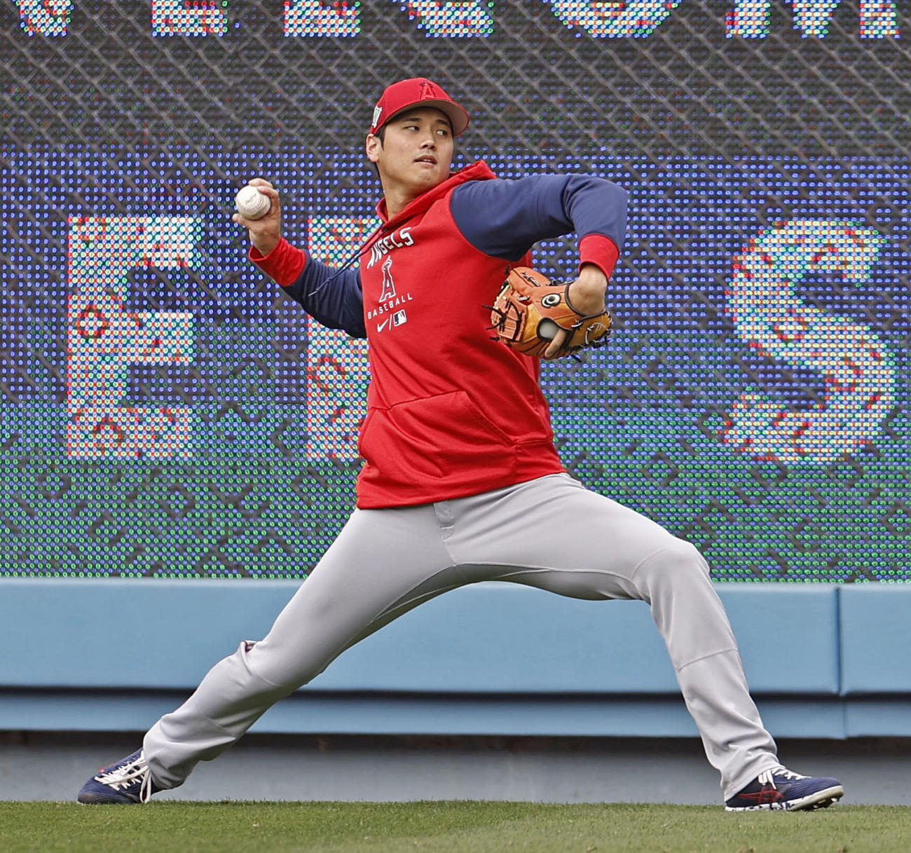 試合前にキャッチボールするエンゼルス・大谷＝ロサンゼルス（共同）