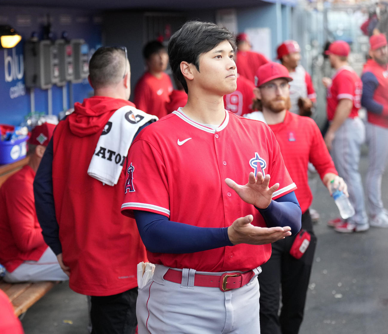 ドジャース対エンゼルス　1回裏の守備を終えたナインを拍手で迎えるエンゼルス大谷（撮影・鈴木みどり）