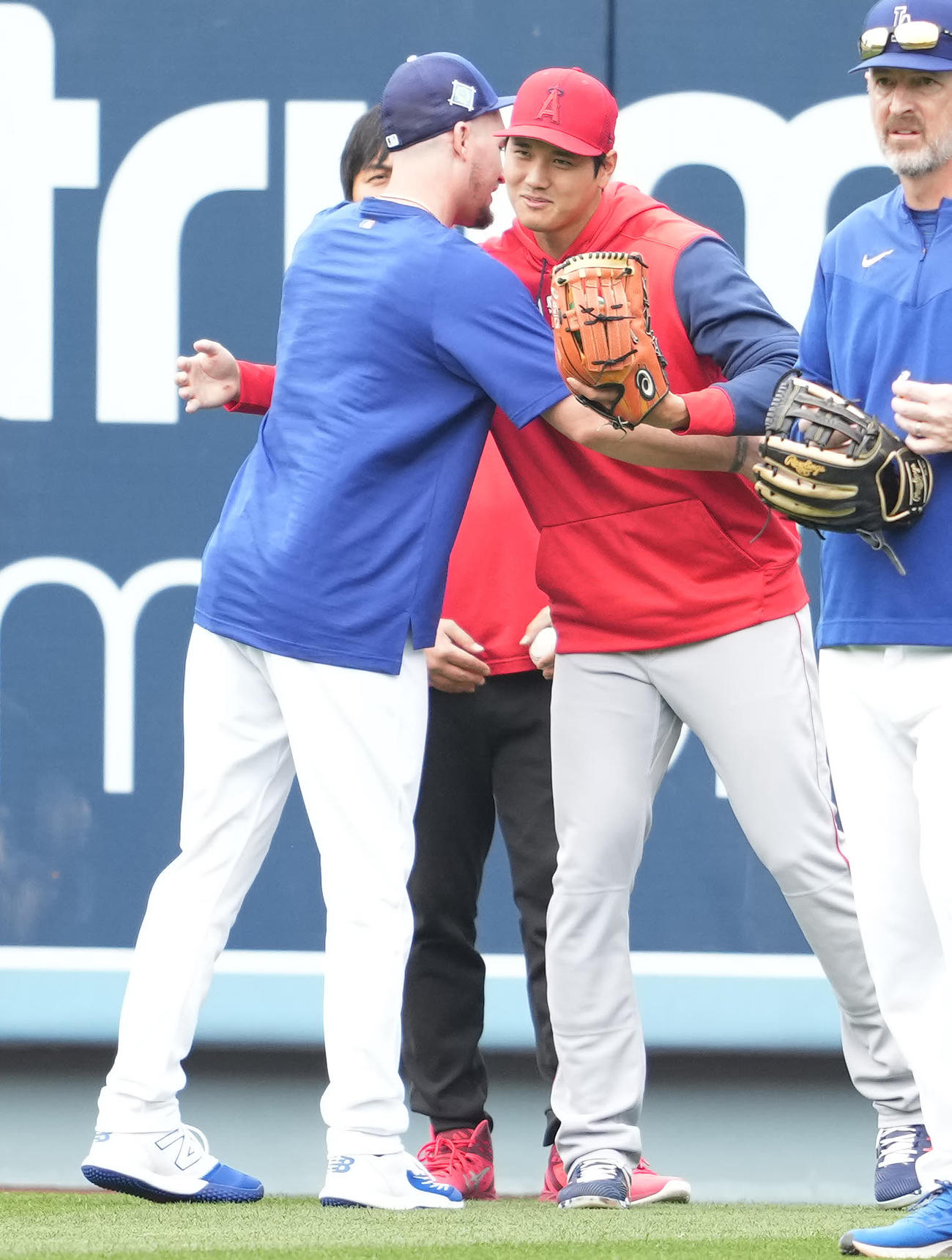 ドジャース対エンゼルス　試合前、ドジャースのヒーニーとハグするエンゼルスス大谷（撮影・鈴木みどり）