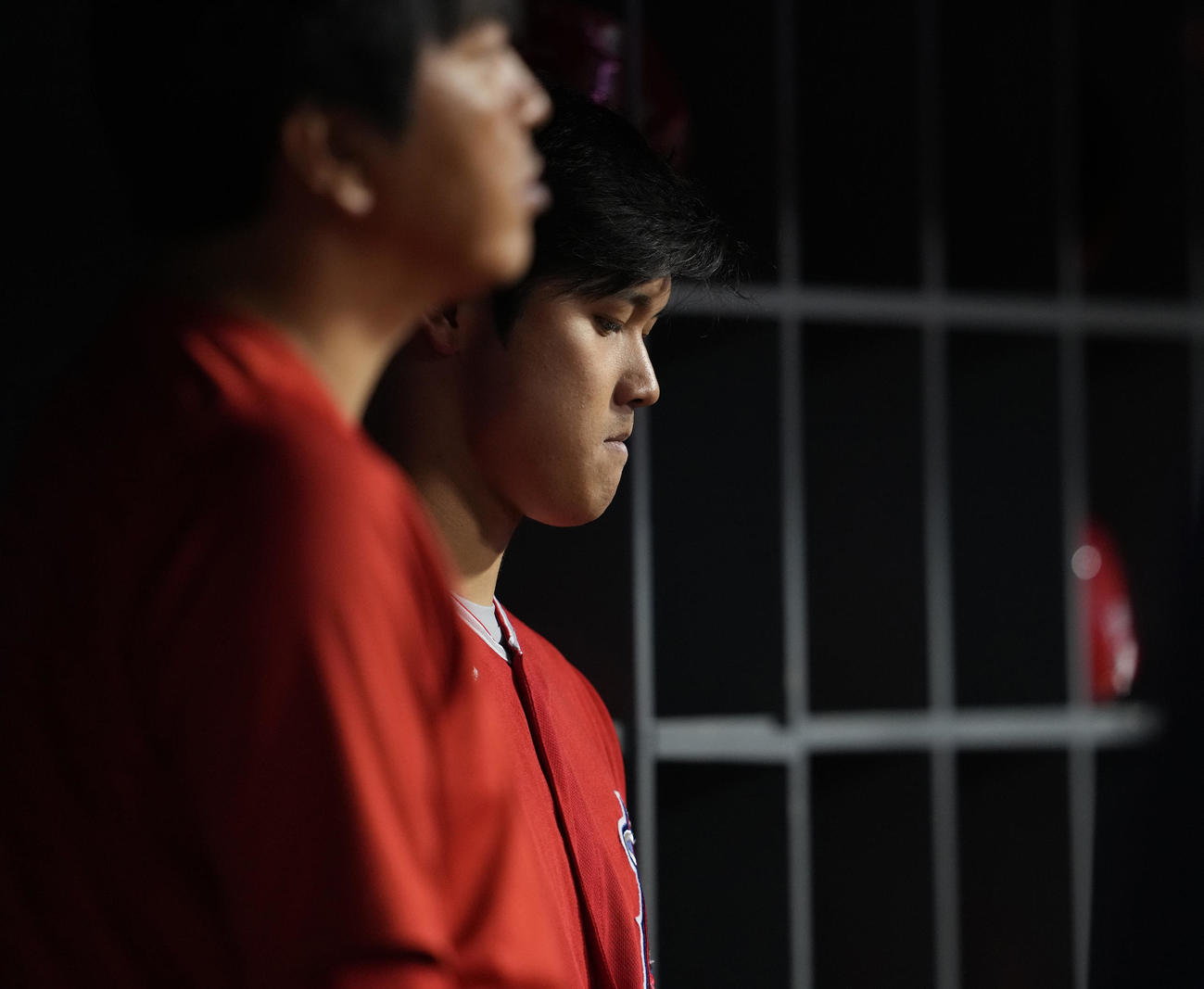 ドジャース対エンゼルス　4回表エンゼルス無死、空振り三振に倒れた後、ベンチで険しい表情の大谷（撮影・鈴木みどり）