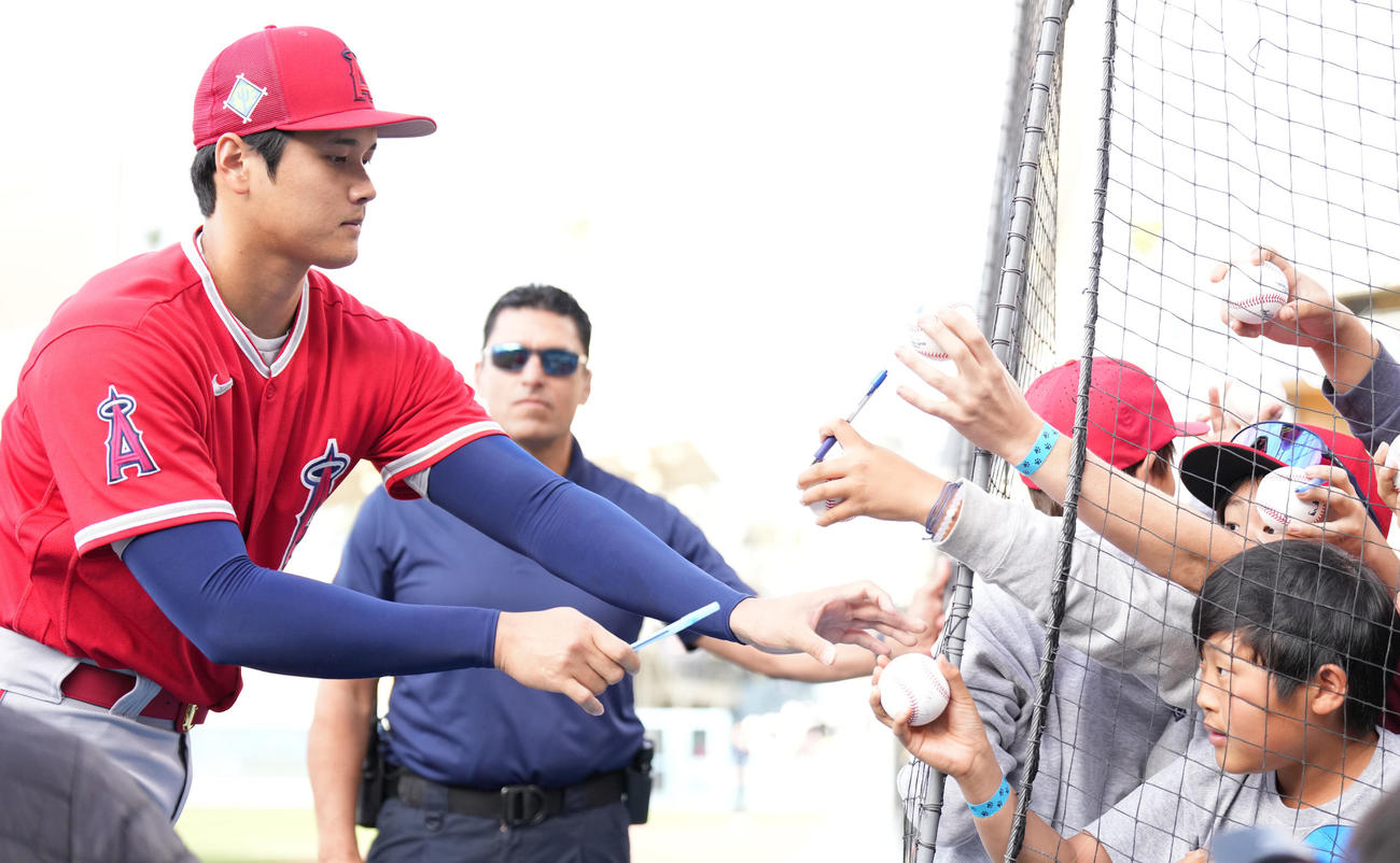 ドジャース対エンゼルス　試合前、ファンの子供にサインするエンゼルス大谷（撮影・鈴木みどり）