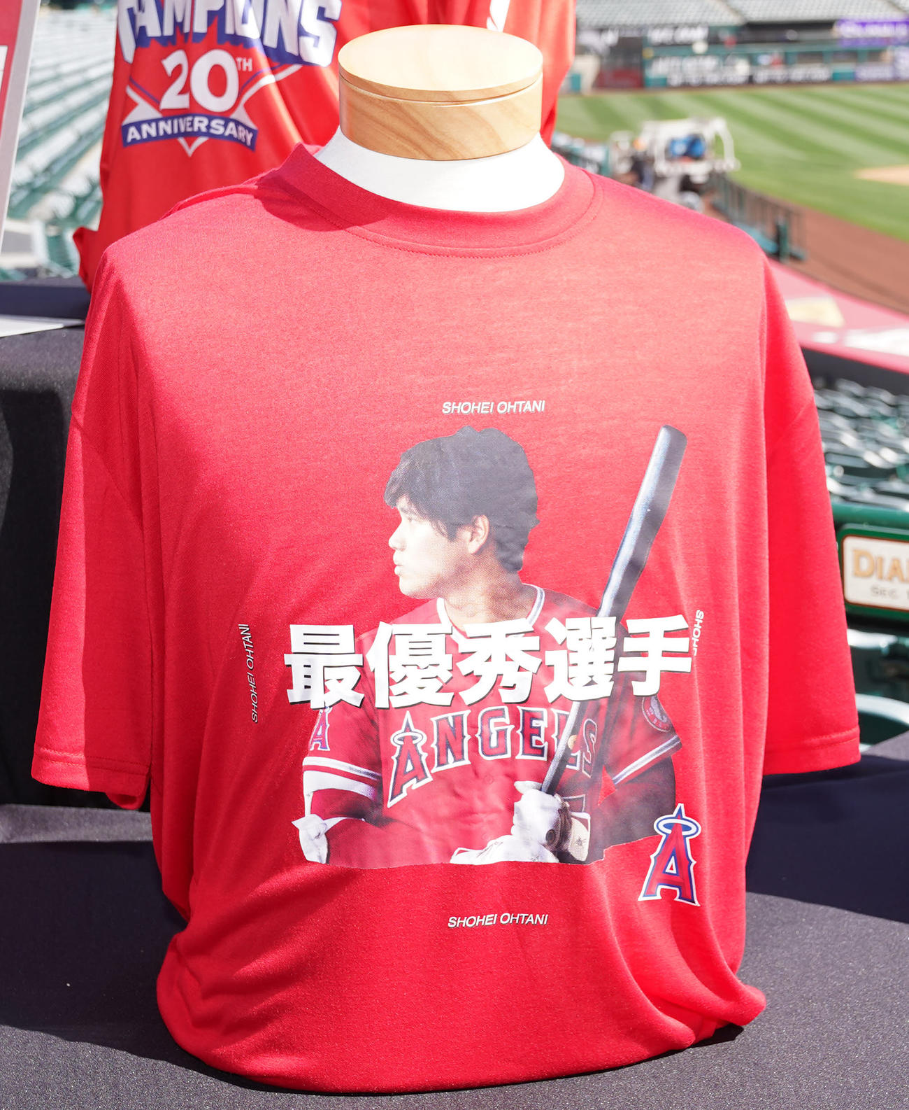 入場者特典グッズのエンゼルス大谷翔平最優秀選手Tシャツ（撮影・鈴木みどり）