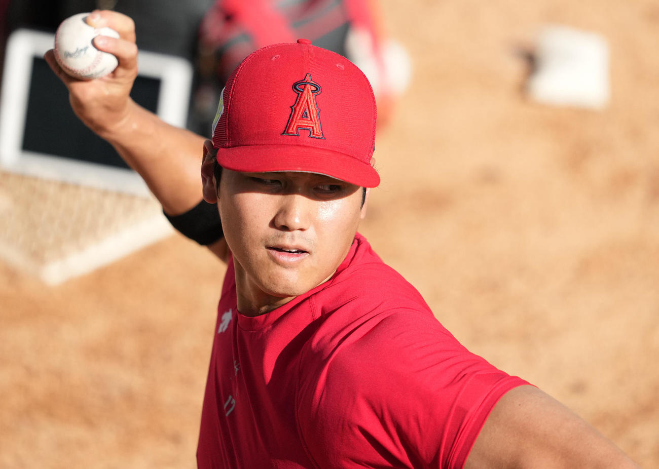 ドジャース戦の試合前、ブルペンで投球するエンゼルス大谷（撮影・鈴木みどり）