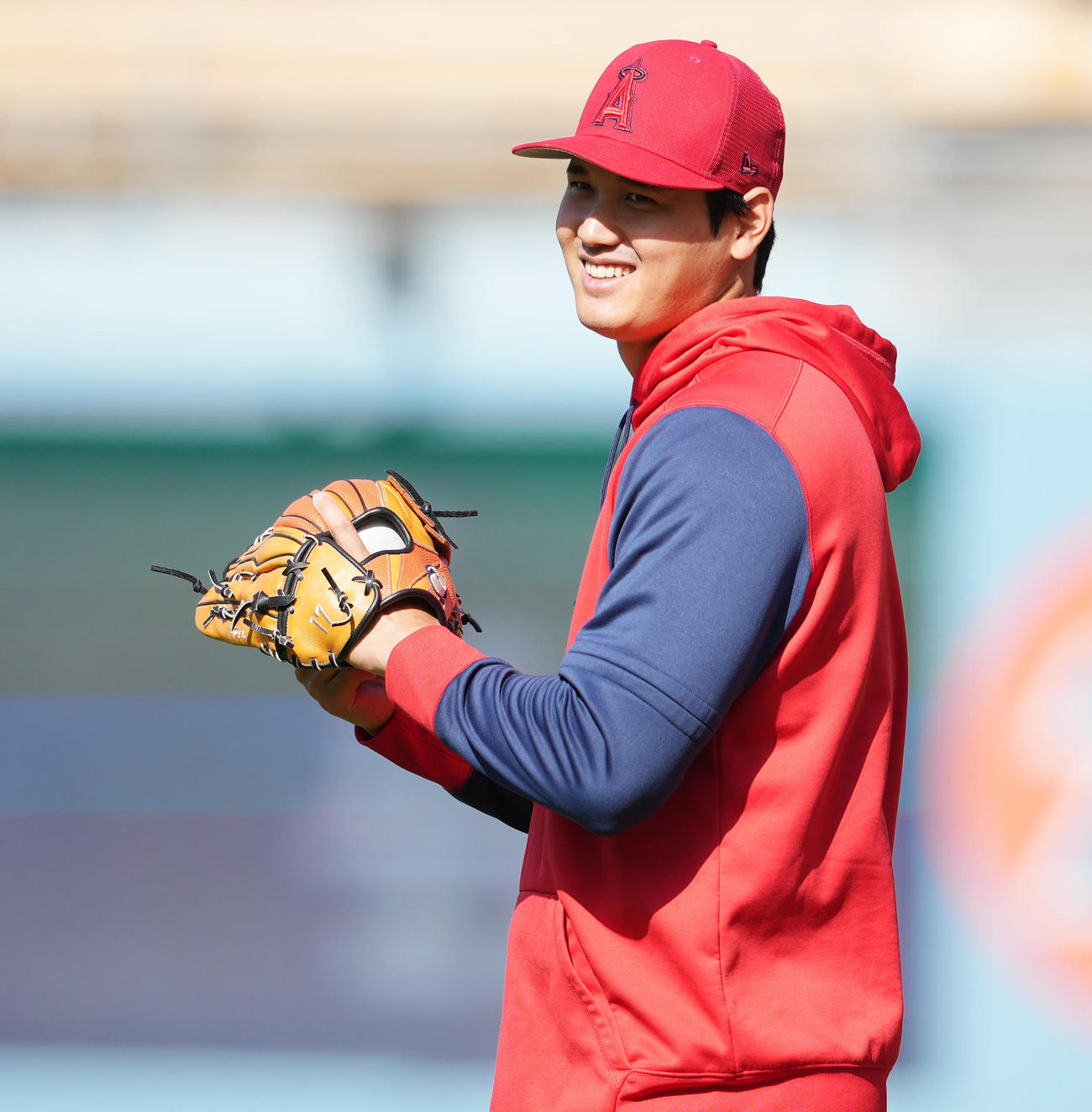 ドジャース戦の試合前練習で笑顔のエンゼルス大谷（撮影・鈴木みどり）