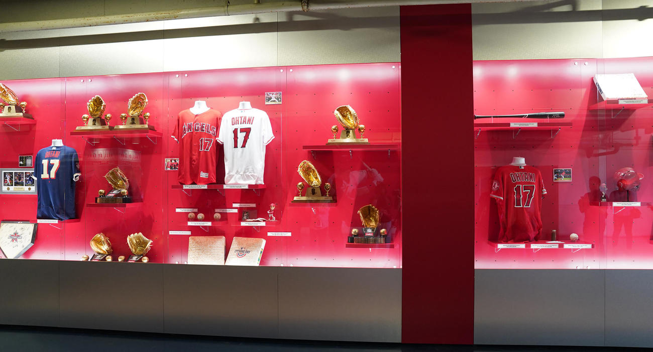 エンゼルスタジアムの2階コンコースに飾られている大谷のユニホーム（撮影・鈴木みどり）