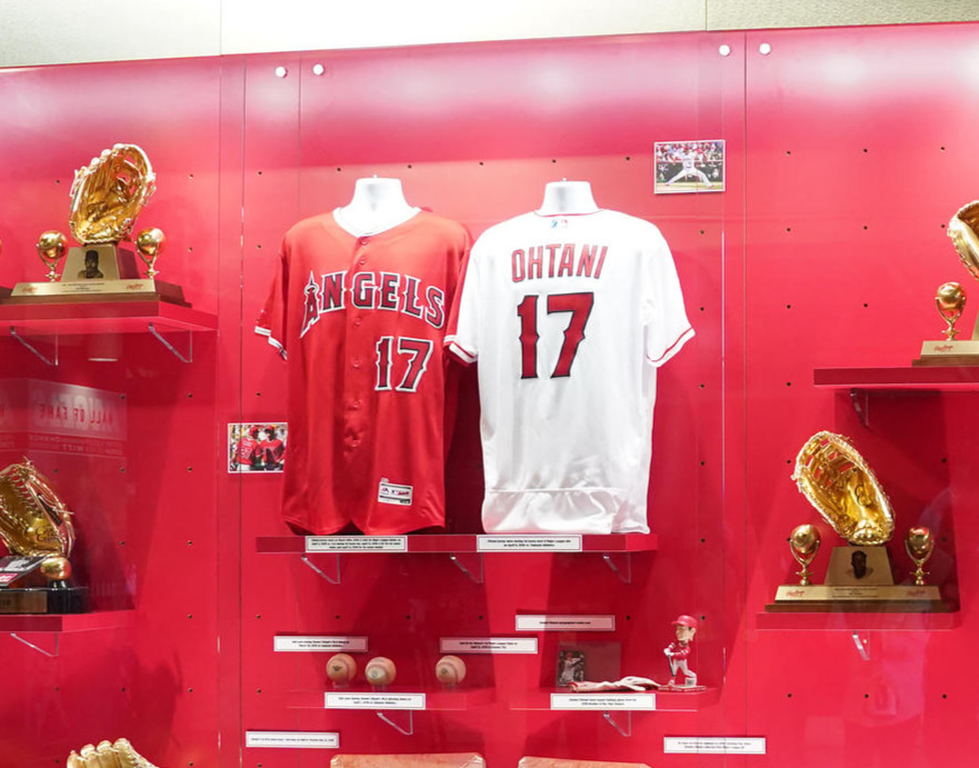 エンゼルスタジアムの2階コンコースに飾られている大谷のユニホーム（撮影・鈴木みどり）