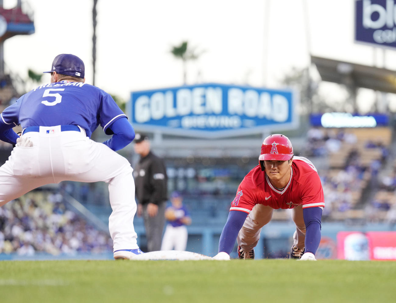 ドジャース対エンゼルス　3回表エンゼルス2死一塁、打者ウォードの時、けん制球に帰塁する一塁走者大谷（撮影・鈴木みどり）