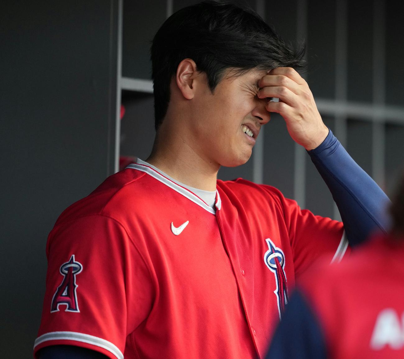 ドジャース対エンゼルス　１回表エンゼルス無死、見逃し三振に倒れベンチに戻った大谷翔平は顔をしかめる（撮影・鈴木みどり）