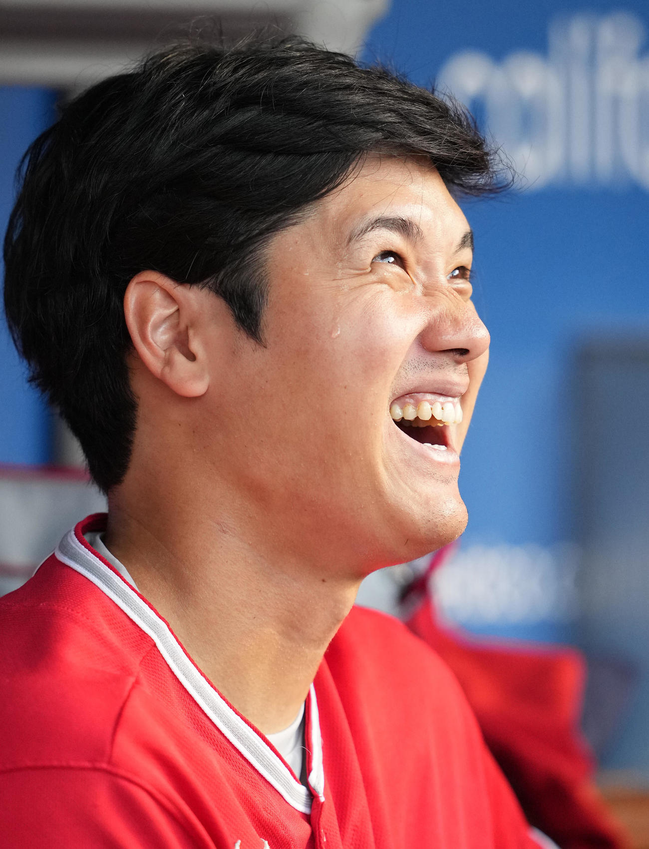 ドジャース対エンゼルス　ベンチで笑顔のエンゼルス大谷（撮影・鈴木みどり）