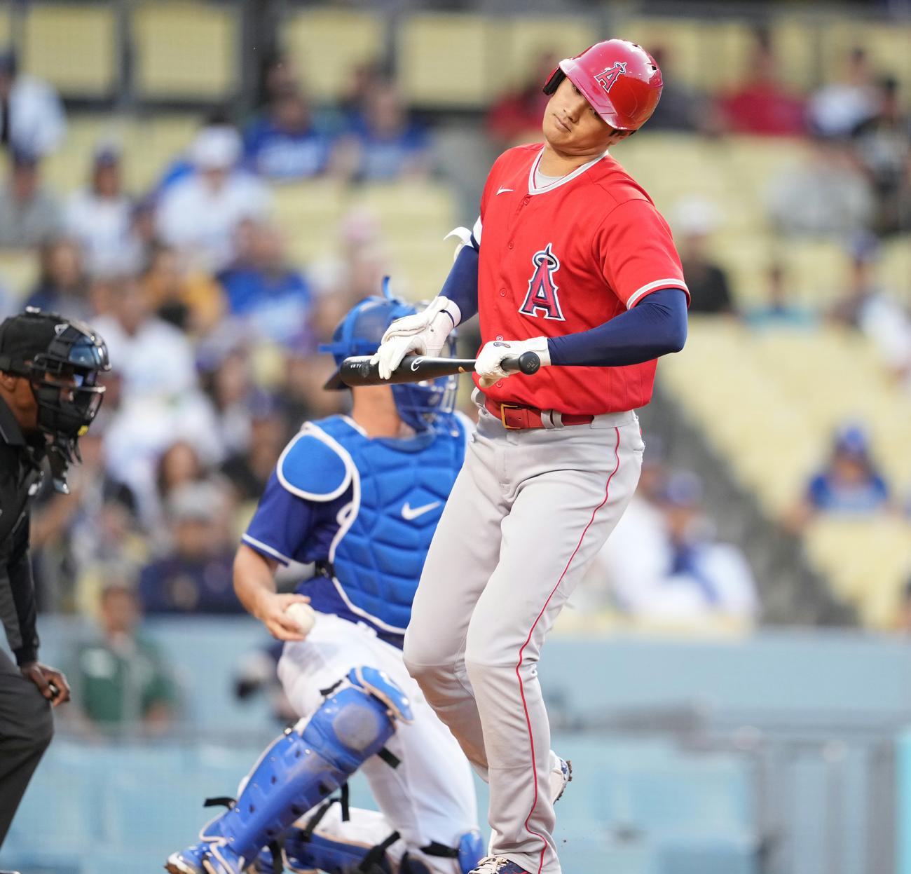 ドジャース対エンゼルス　３回表エンゼルス２死、四球を選ぶ大谷翔平（撮影・鈴木みどり）
