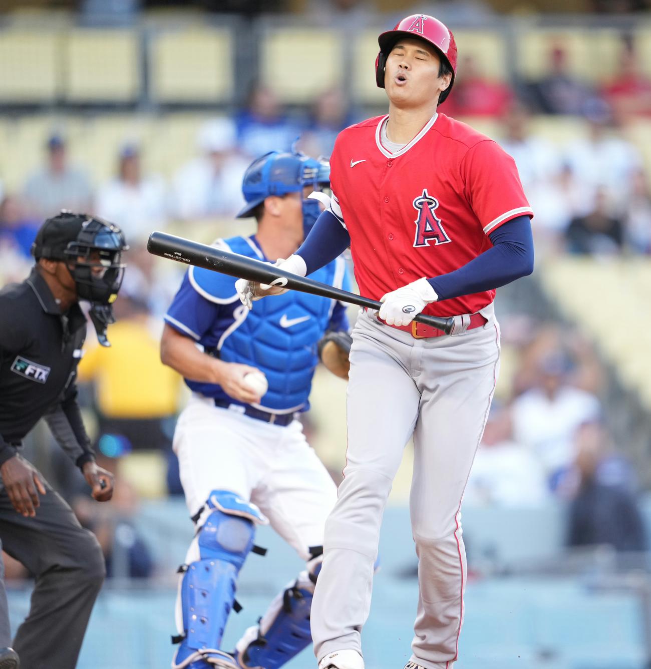 ドジャース対エンゼルス　１回表エンゼルス無死、見逃し三振に倒れ顔をしかめる大谷翔平（撮影・鈴木みどり）