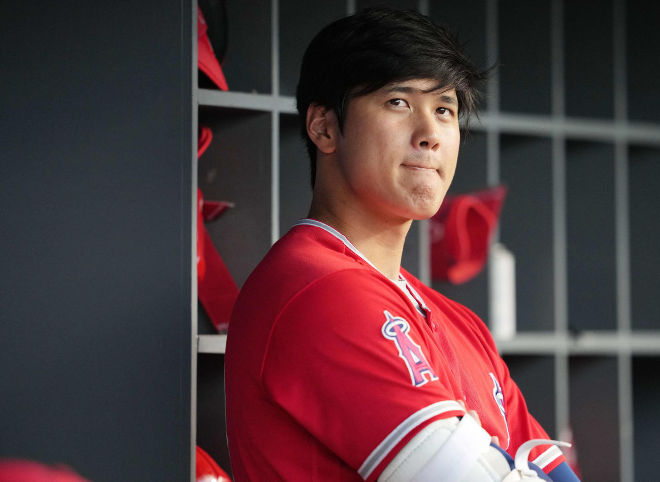 ドジャース対エンゼルス　ベンチで遠くを見るエンゼルス大谷（撮影・鈴木みどり）