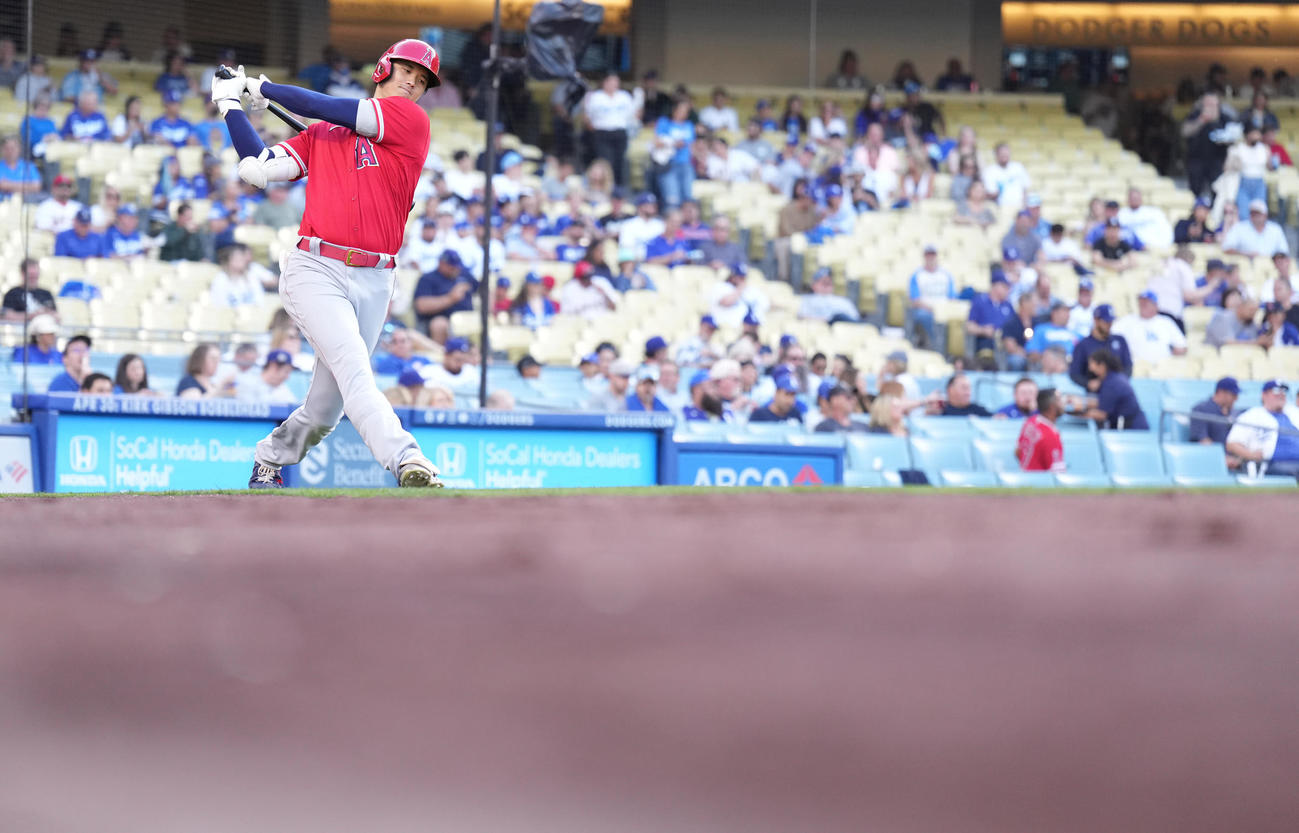 ドジャース対エンゼルス　試合開始直前、素振りするエンゼルス大谷（撮影・鈴木みどり）