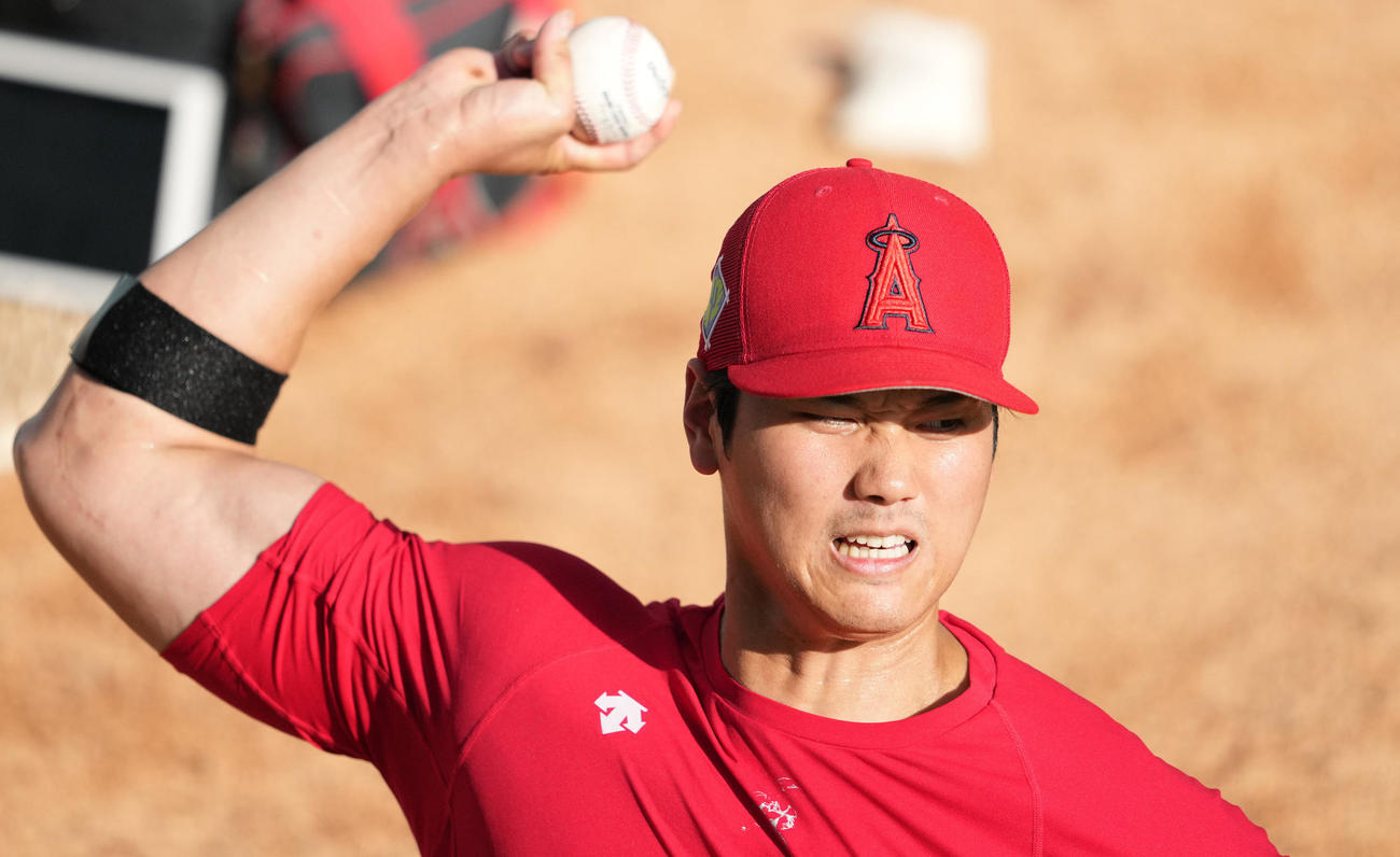 試合前、ブルペンで投球するエンゼルス大谷（撮影・鈴木みどり）