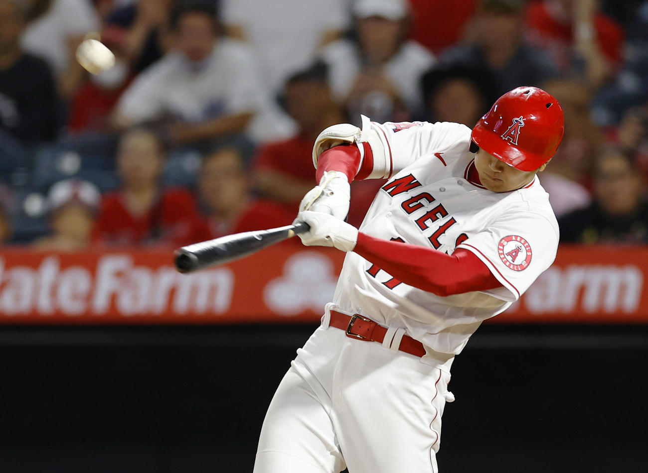 アストロズ戦の8回、右飛に倒れたエンゼルス・大谷＝アナハイム（共同）