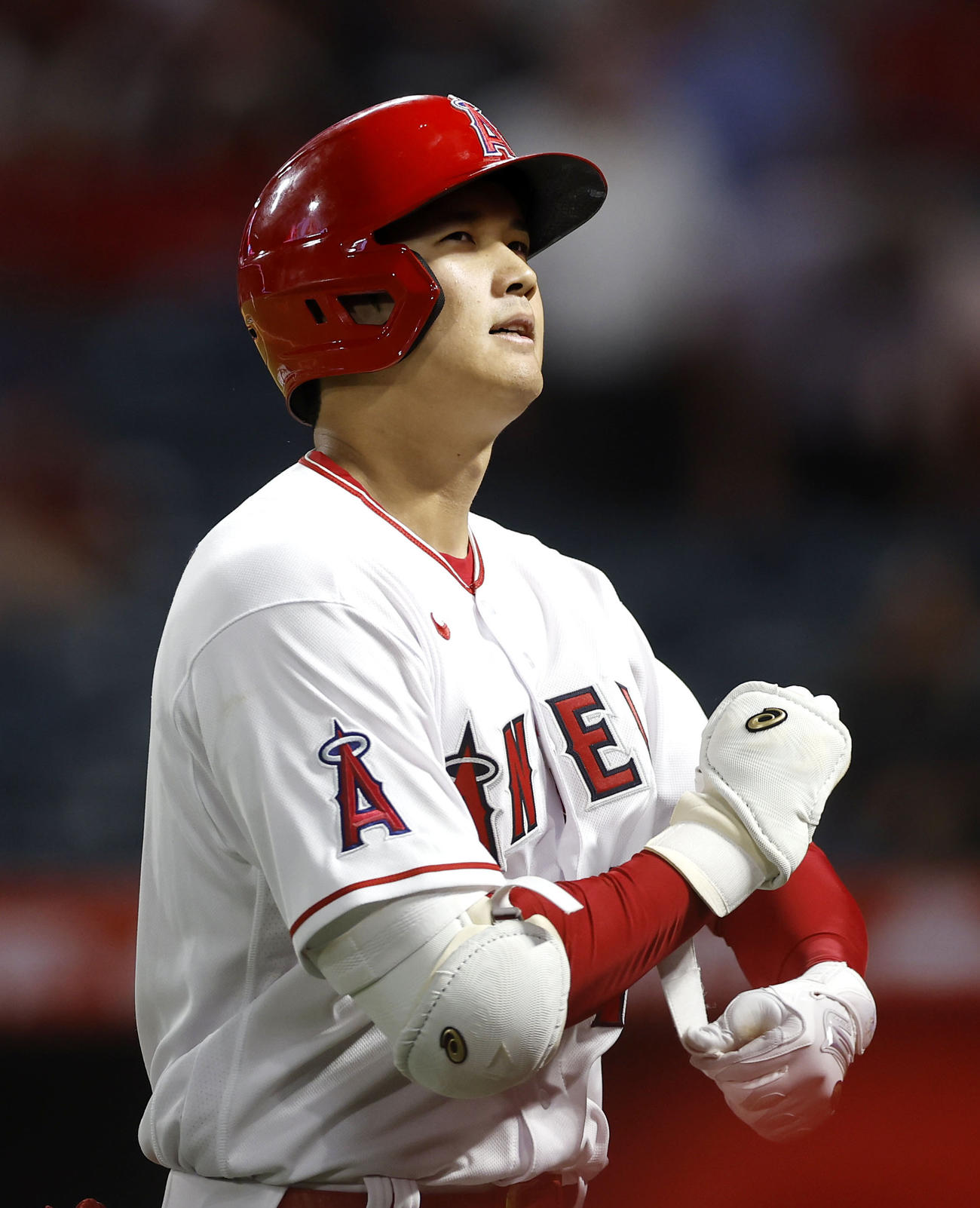 アストロズ戦の8回、右飛に倒れベンチに戻るエンゼルス・大谷＝アナハイム（共同）