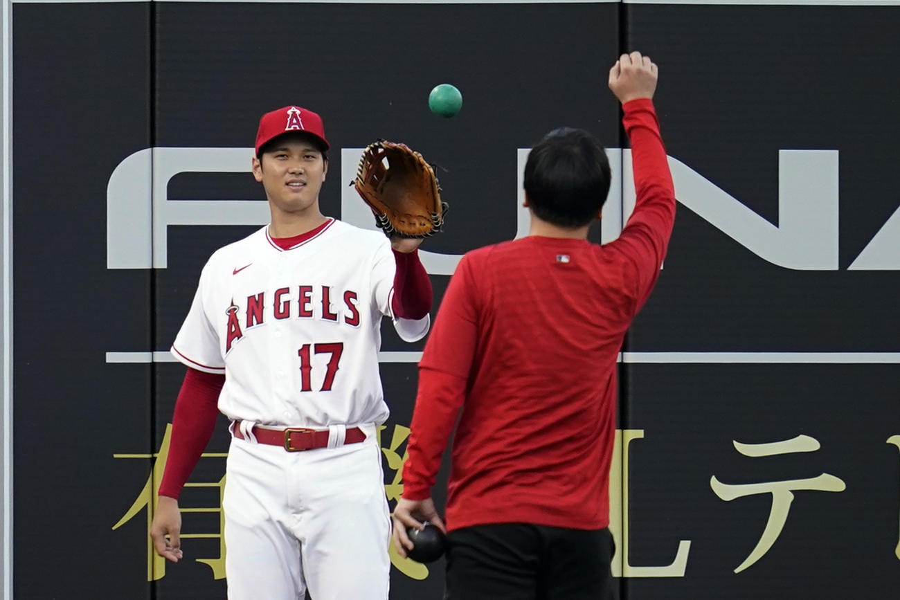 試合前、水原通訳とアップする大谷翔平（AP）