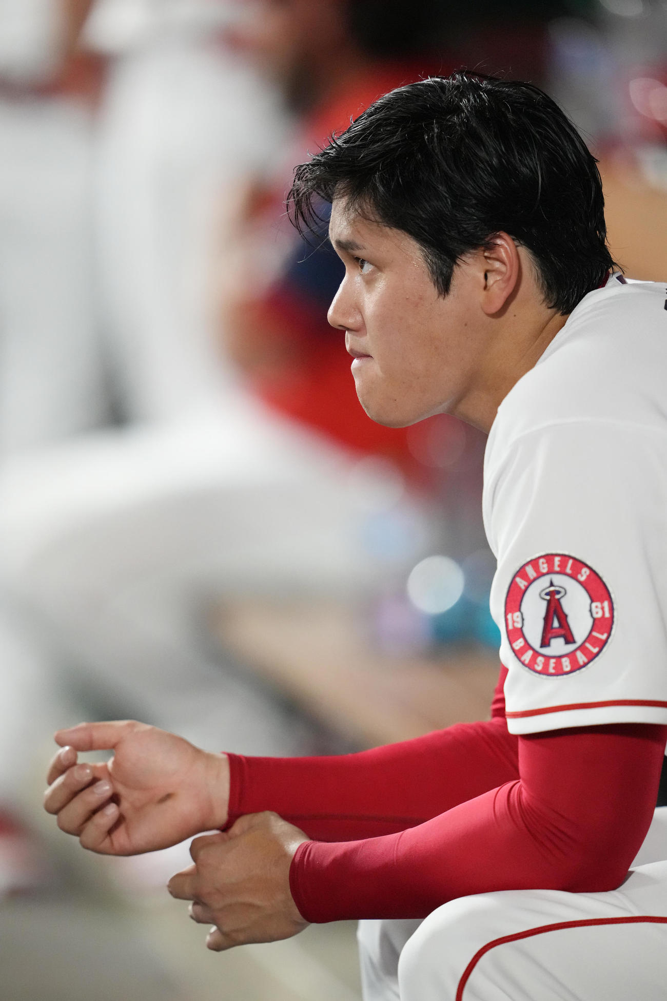 エンゼルス対アストロズ　5回表途中で降板し、ベンチで険しい表情のエンゼルス大谷（撮影・鈴木みどり）