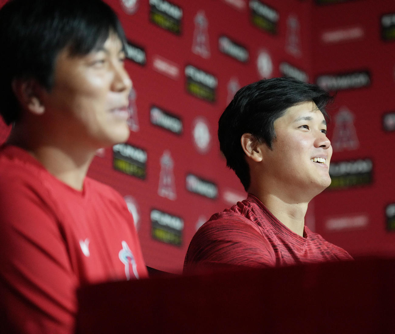 エンゼルス対アストロズ　試合後、会見するエンゼルス大谷。左は水原通訳（撮影・鈴木みどり）