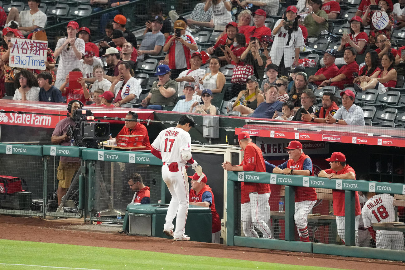 エンゼルス対アストロズ　9回裏エンゼルス無死、中飛に倒れた大谷はベンチへ戻る。右から2人目はマドン監督（撮影・鈴木みどり）