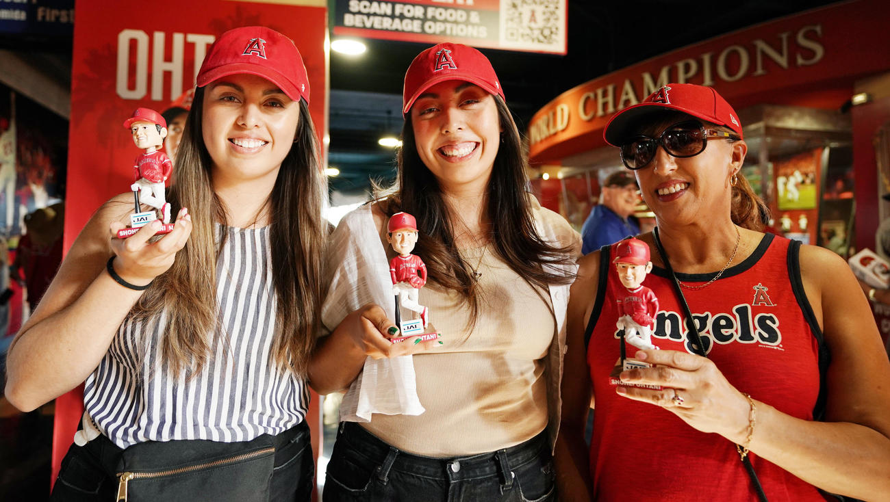 エンゼルス対アストロズ　大谷翔平のボブルヘッドを手に笑顔のファン（撮影・鈴木みどり）