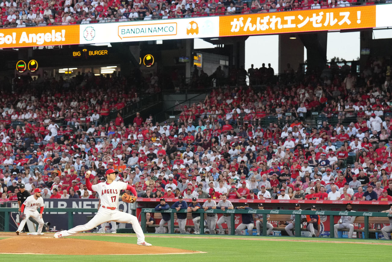 力投するエンゼルス先発の大谷（撮影・鈴木みどり）