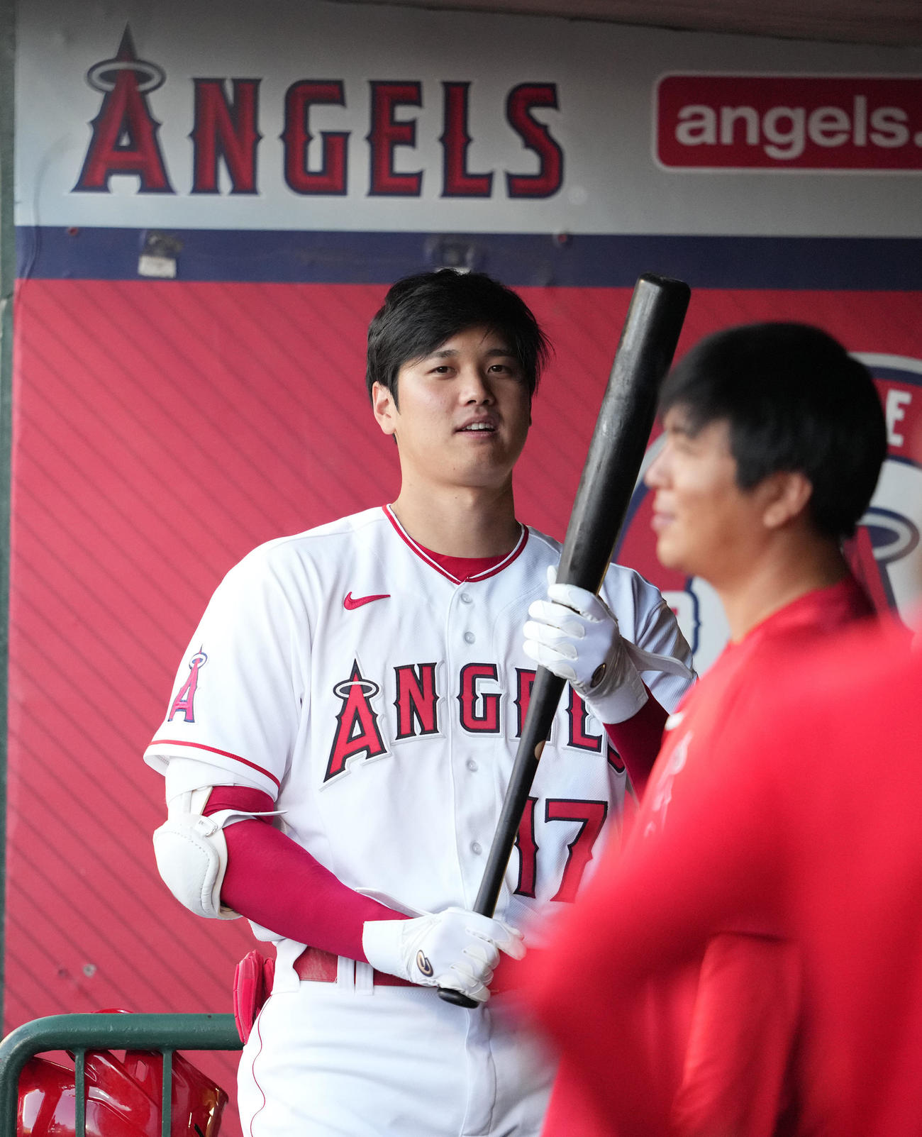 エンゼルス対アストロズ　試合開始前、ベンチでバットを手にするエンゼルス大谷（撮影・鈴木みどり）
