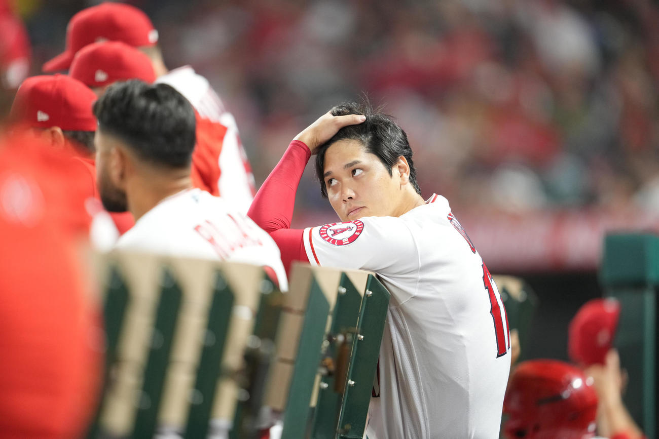 エンゼルス対アストロズ　ベンチで髪をかき上げるエンゼルス大谷（撮影・鈴木みどり）