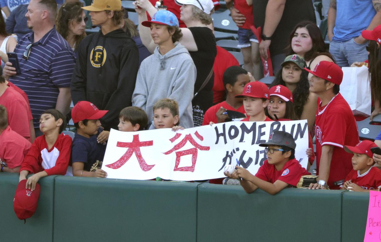 エンゼルス・大谷を応援するファン＝アナハイム（共同）
