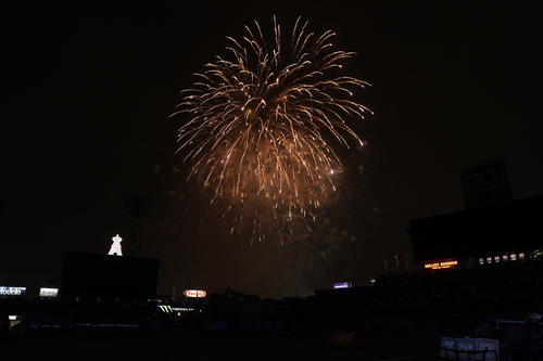 エンゼルス対アストロズ 試合後打ち上がる花火(撮影・鈴木みどり)