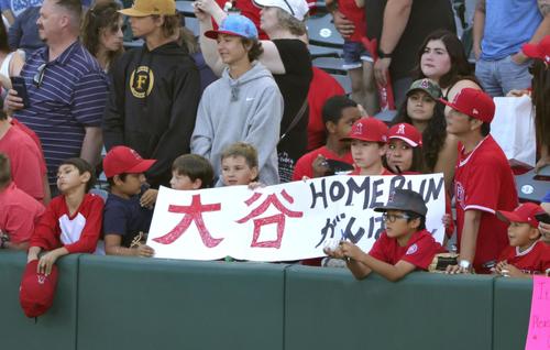 エンゼルス・大谷を応援するファン=アナハイム(共同)