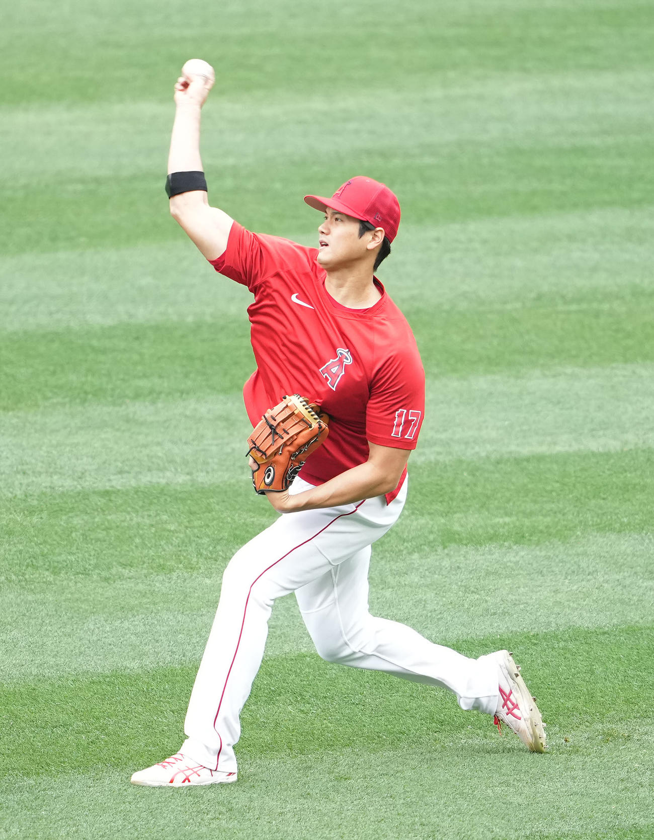 エンゼルス対アストロズ　試合前練習でキャッチボールするエンゼルス大谷（撮影・鈴木みどり）