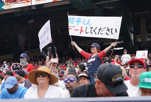 エンゼルス対アストロズ エンゼルス大谷にアピールするファン(撮影・鈴木みどり)