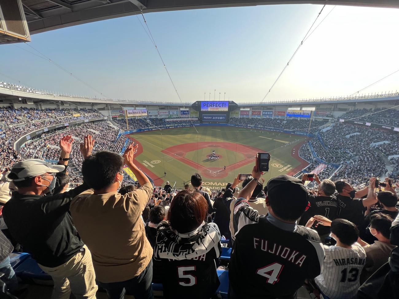 ロッテ佐々木朗希投手の完全試合で球場中がスタンディングオベーションに（2022年4月10日撮影撮影）