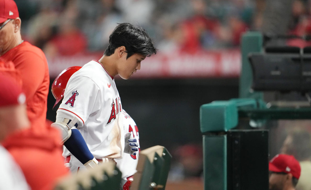 エンゼルス対マーリンズ　5回裏エンゼルス無死、三飛に倒れベンチへ戻る大谷（撮影・鈴木みどり）