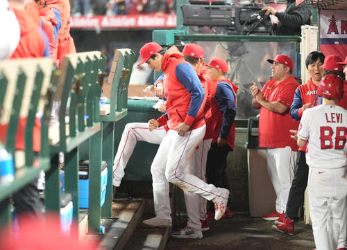エンゼルス対マーリンズ　マーリンズに勝利し、ベンチを駆け出すエンゼルス大谷（撮影・鈴木みどり）