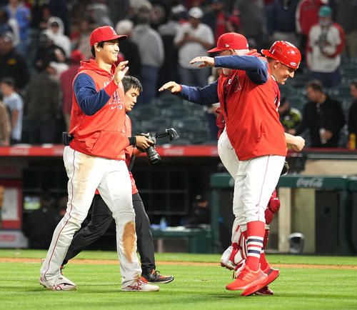 エンゼルス対マーリンズ　マーリンズに勝利し笑顔のエンゼルス大谷。右手前はマドン監督（撮影・鈴木みどり）