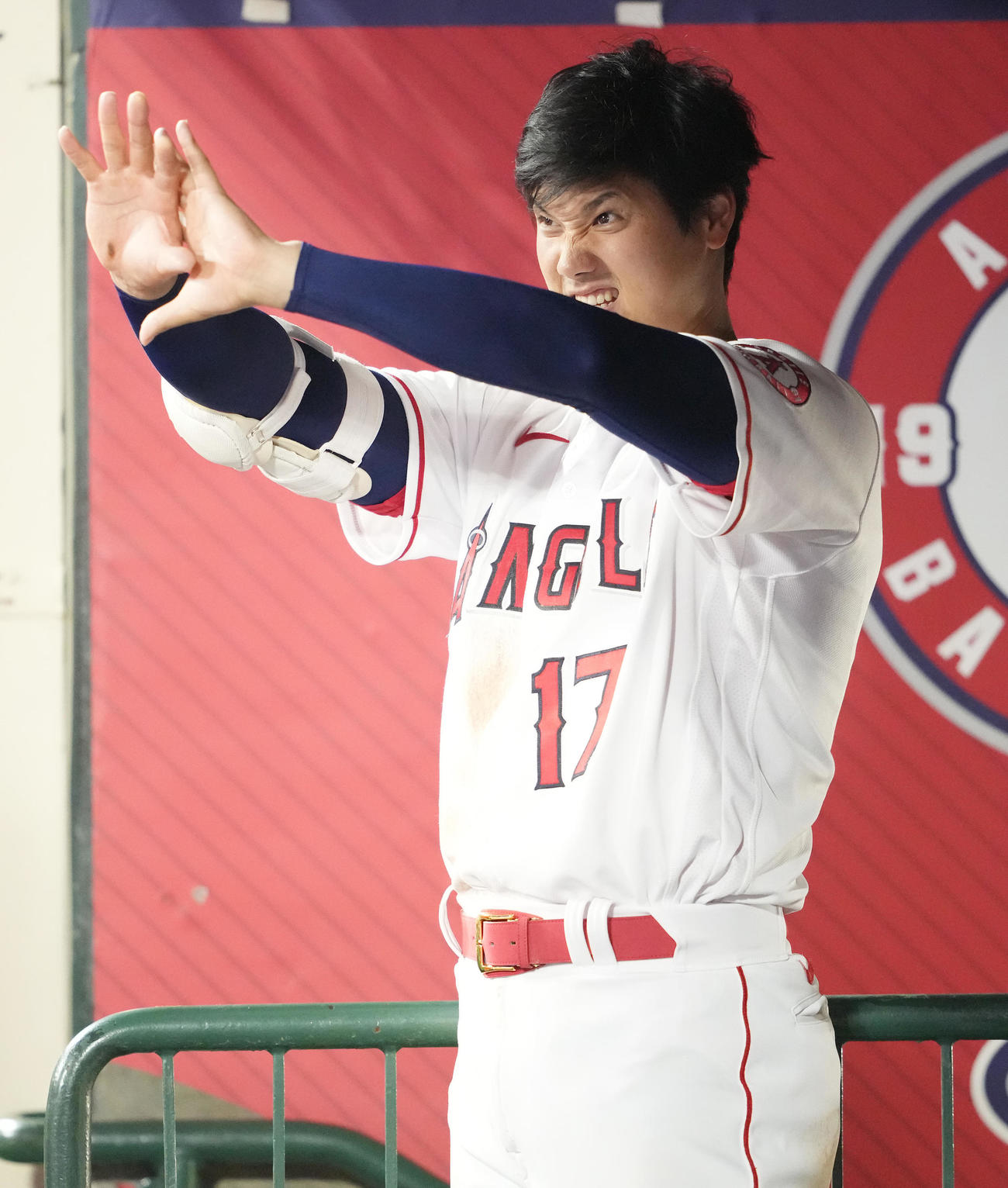 エンゼルス対マーリンズ　ベンチでおどけるエンゼルス大谷（撮影・鈴木みどり）