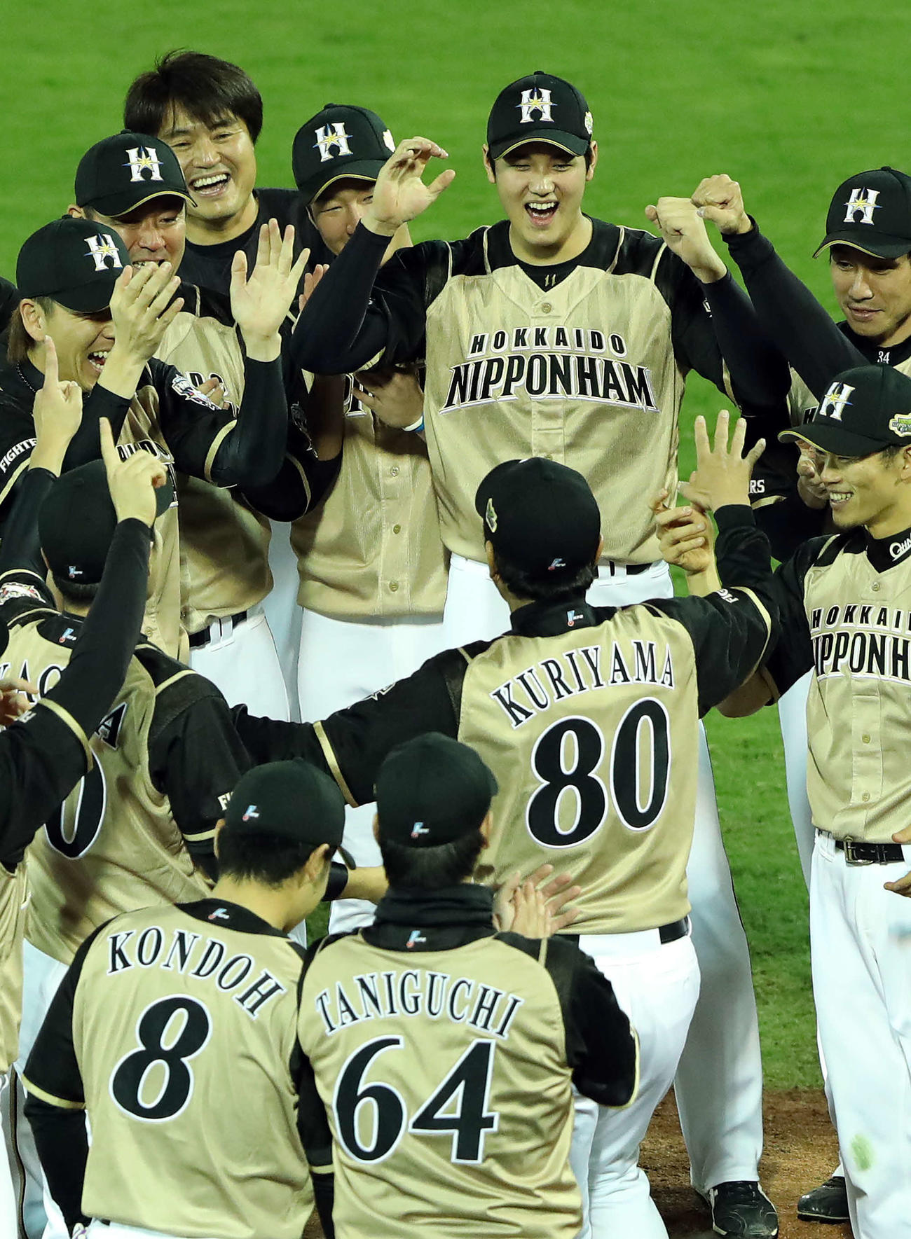 16年10月、日本シリーズを制し、栗山英樹監督を笑顔で胴上げに呼び込む大谷翔平（後方右から2人目）