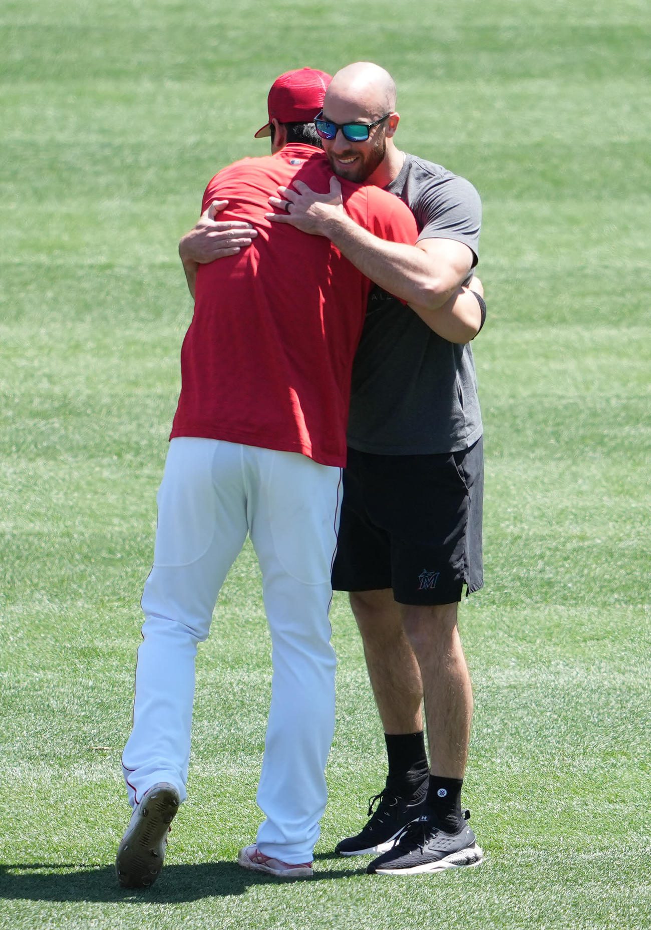 エンゼルス対マーリンズ　試合前練習でマーリンズのバース（右）とハグするエンゼルス大谷（撮影・鈴木みどり）