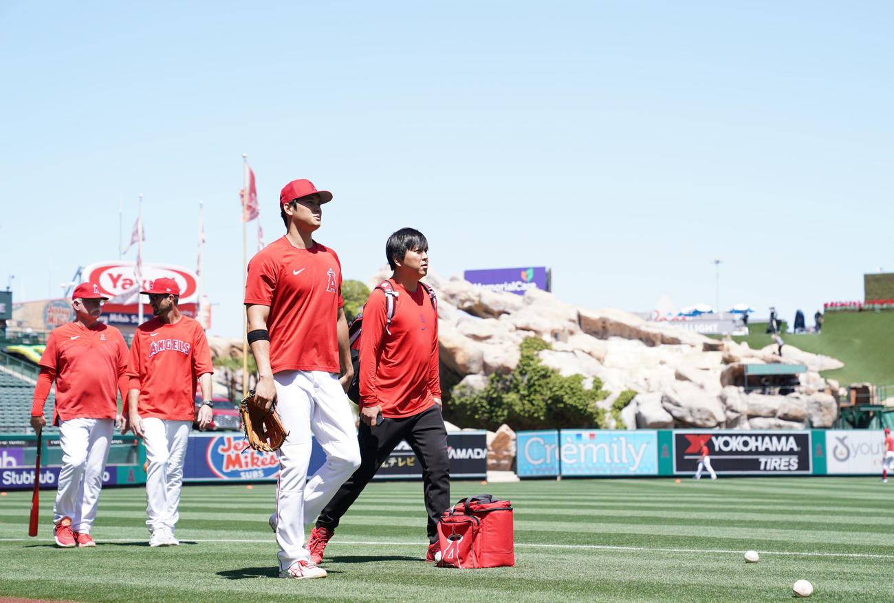 エンゼルス対マーリンズ　試合前練習を終え引き揚げるエンゼルス大谷（撮影・鈴木みどり）