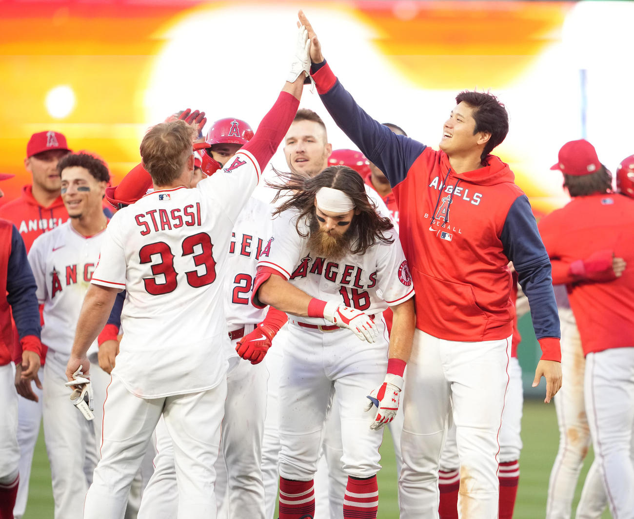 エンゼルス対マーリンズ　9回裏にサヨナラ勝ちし、笑顔のエンゼルス大谷（右）（撮影・鈴木みどり）