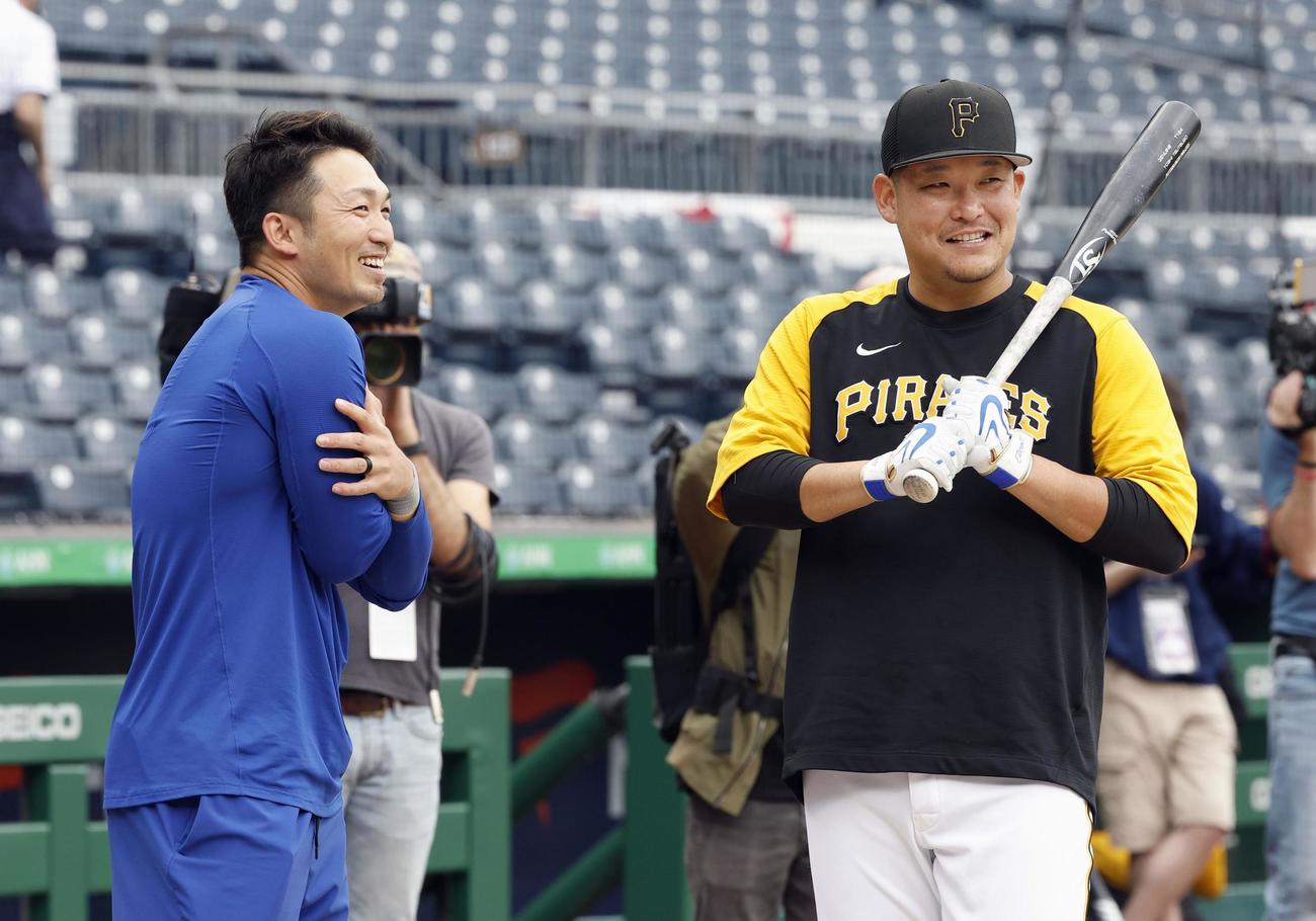試合前、笑顔で言葉を交わすパイレーツ・筒香（右）とカブス・鈴木＝ピッツバーグ（共同）