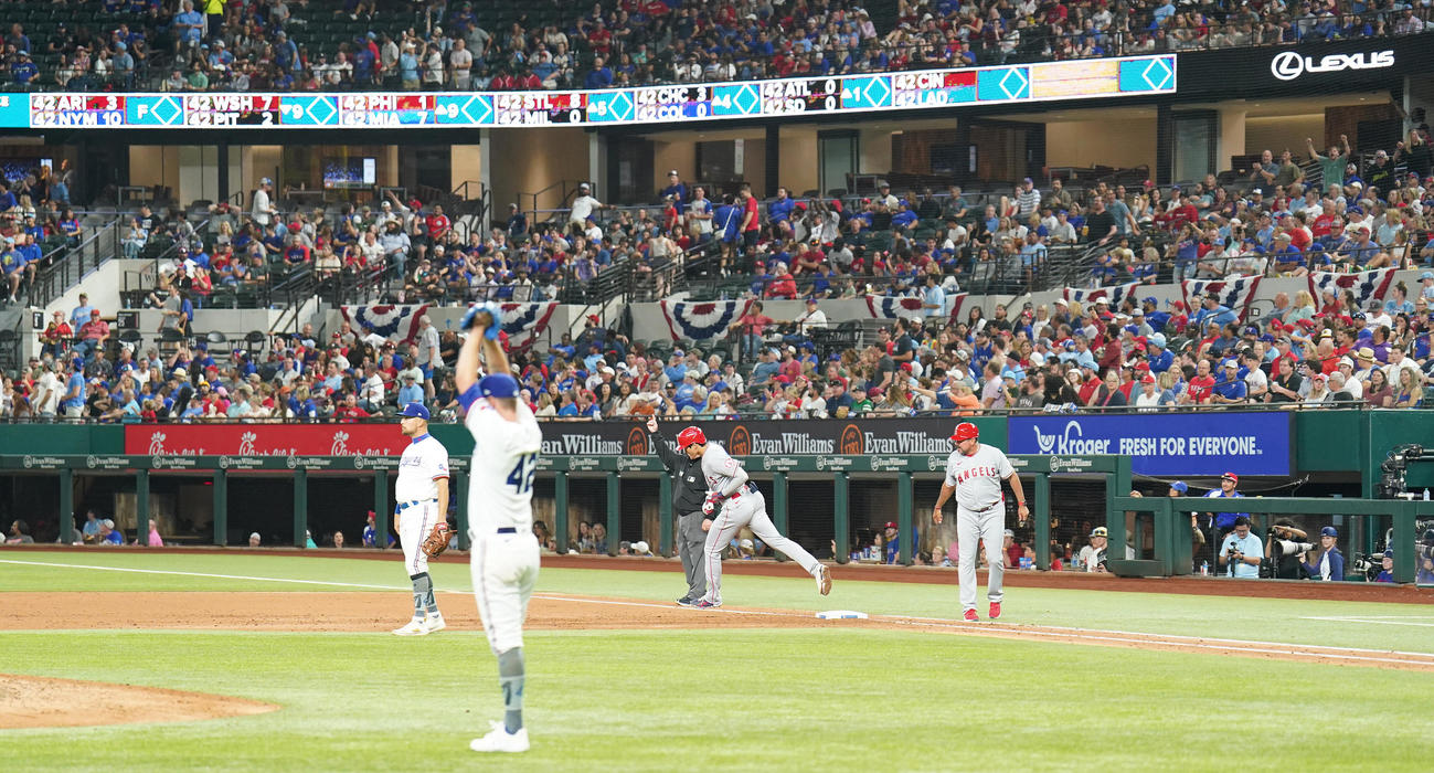 レンジャーズ対エンゼルス　5回表エンゼルス1死一塁、右越え2点本塁打を放った大谷はダイヤモンドをまわる（撮影・鈴木みどり）