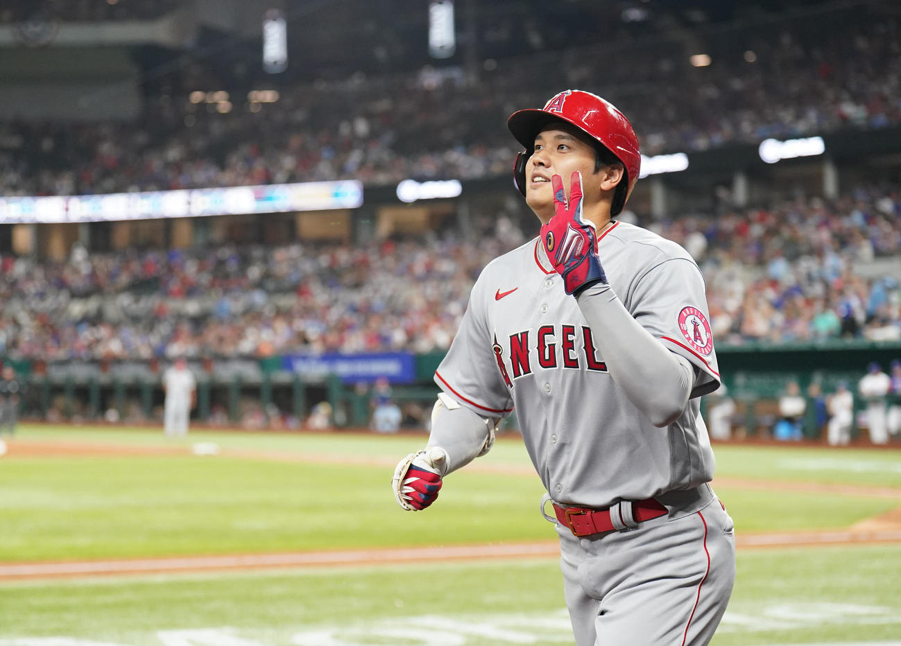 レンジャーズ対エンゼルス　5回表エンゼルス1死一塁、右越え2点本塁打を放った大谷翔平はピース（撮影・鈴木みどり）