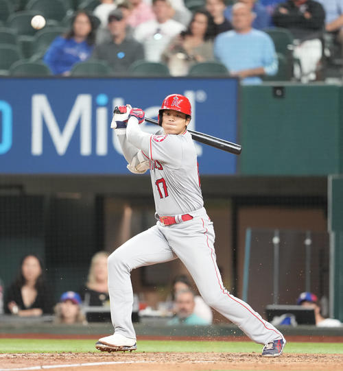 レンジャーズ対エンゼルス 7回表エンゼルス無死、内野安打を放つ大谷(撮影・鈴木みどり)