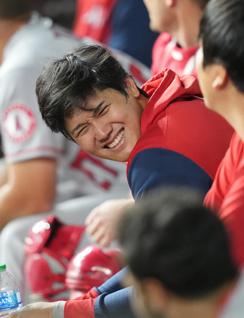 レンジャーズ対エンゼルス ベンチで笑顔のエンゼルス大谷(撮影・鈴木みどり)