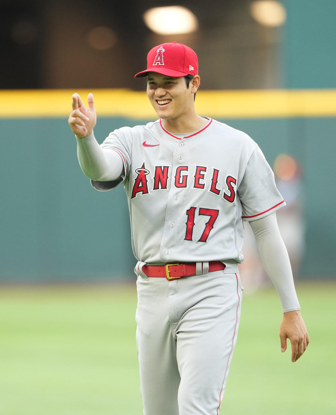 レンジャーズ対エンゼルス　試合前のアップで笑顔のエンゼルス大谷（撮影・鈴木みどり）